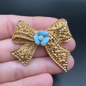Vintage TEXTURED GOLD TONE TIED RIBBON BOW BROOCH Blue Ceramic Flower In Center